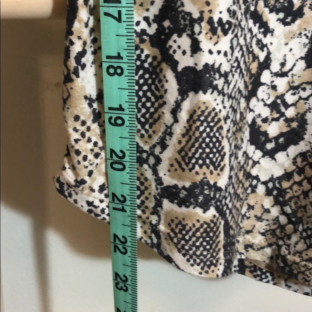 Snake Patterned V Neck - Picture 6 of 7